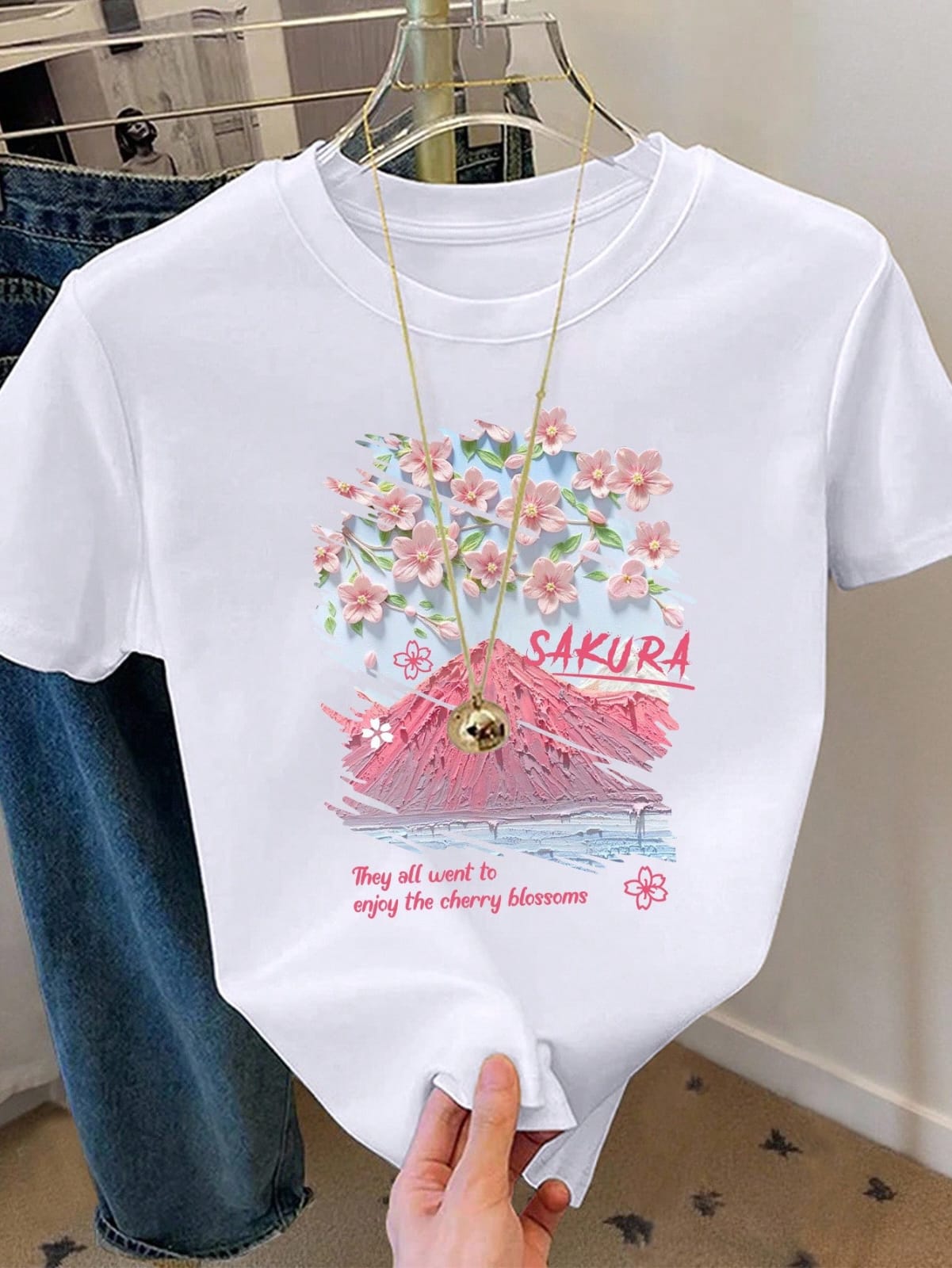 CAMISA BLANCA CON PAISAJE ROSA DE MUJER