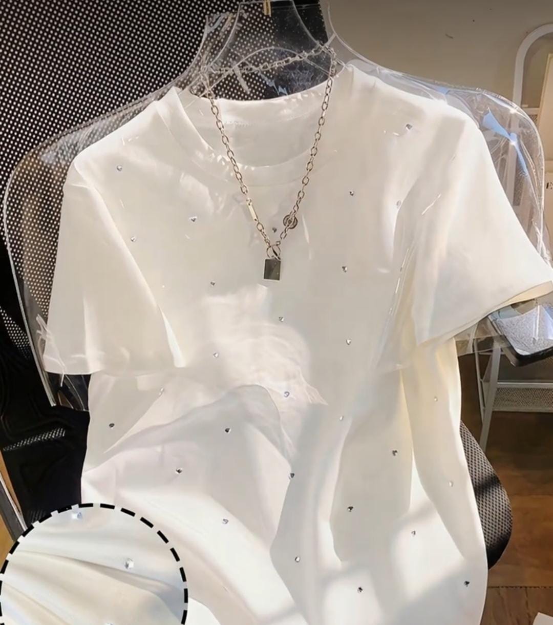 CAMISA BLANCA CON BRILLO DE CORAZON DE MUJER