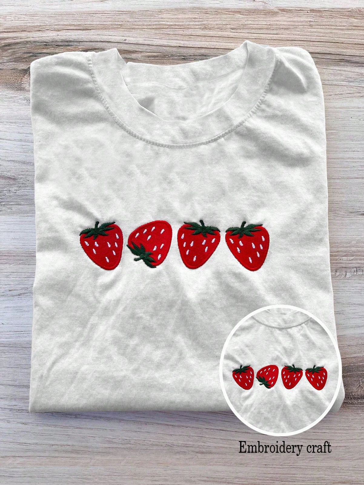 CAMISA CON FRESAS BORDAS DE MUJER