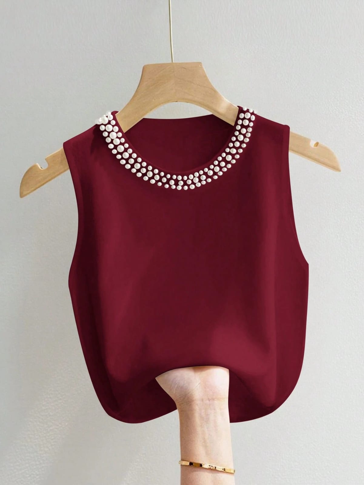 CAMISA CON PERLAS EN EL CUELLO DE MUJER