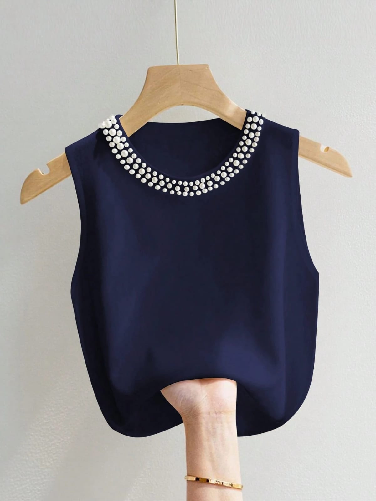 CAMISA CON PERLAS EN EL CUELLO DE MUJER