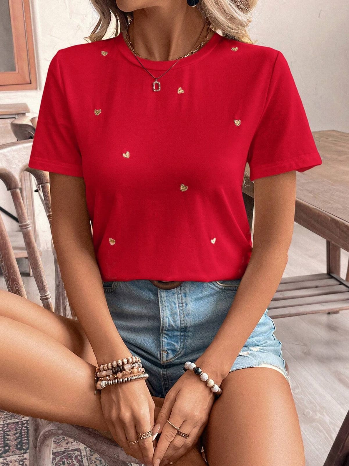 CAMISA DE MUJUER CON CORAZONES DORADOS