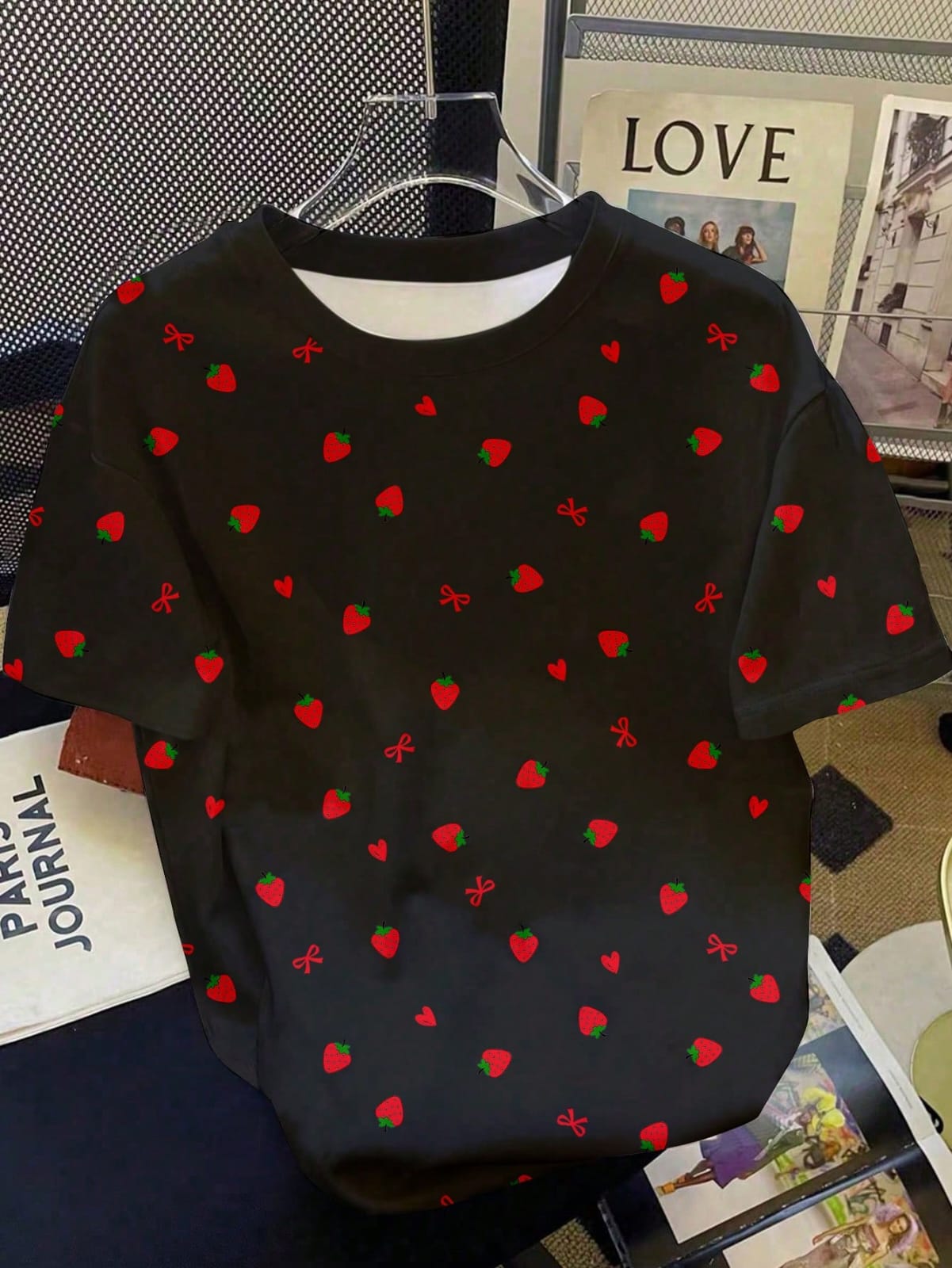 CAMISA DE MUJER ROSADA CON DISEÑO DE FRESA Y MOÑOS
