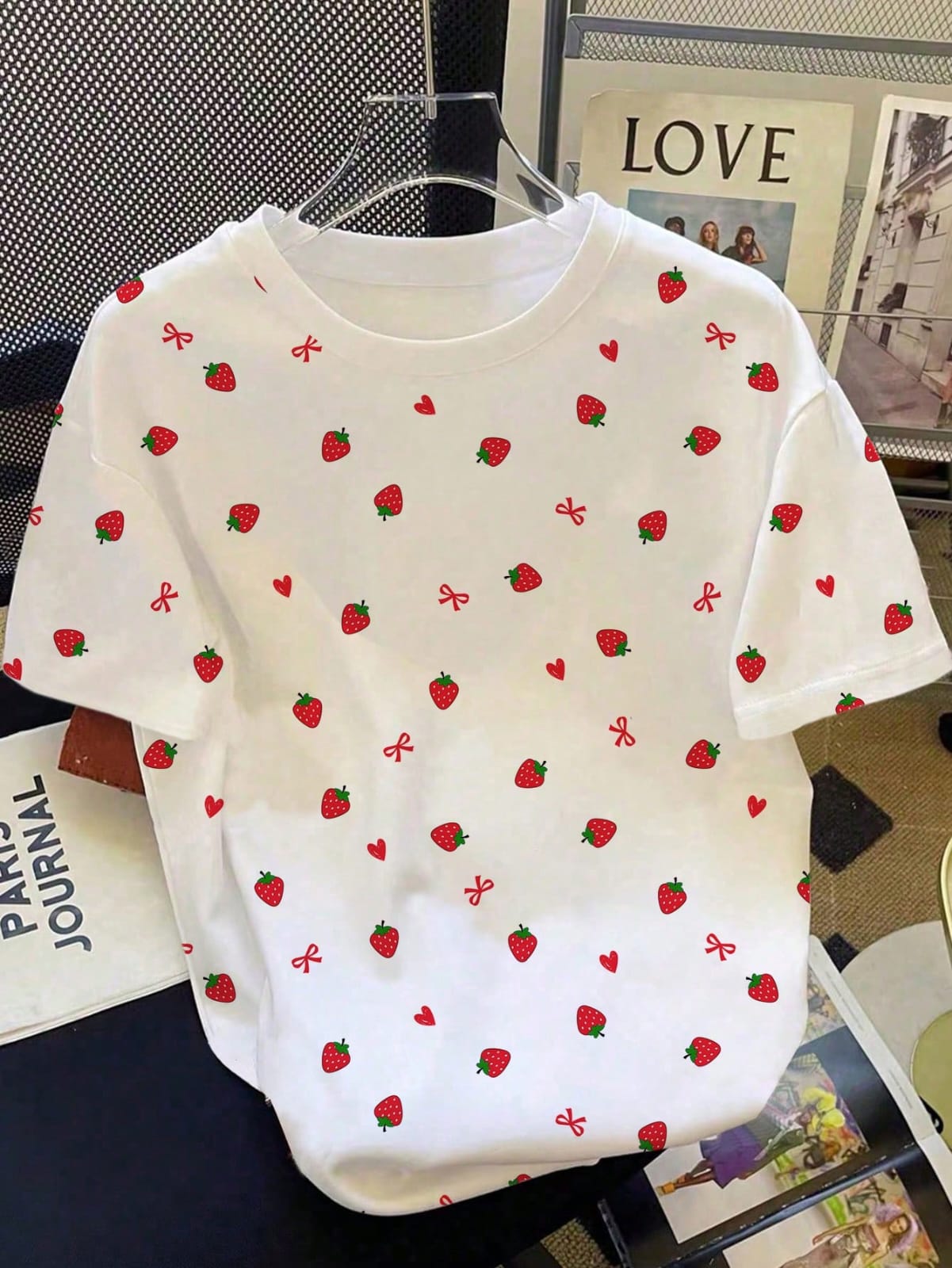 CAMISA DE MUJER ROSADA CON DISEÑO DE FRESA Y MOÑOS