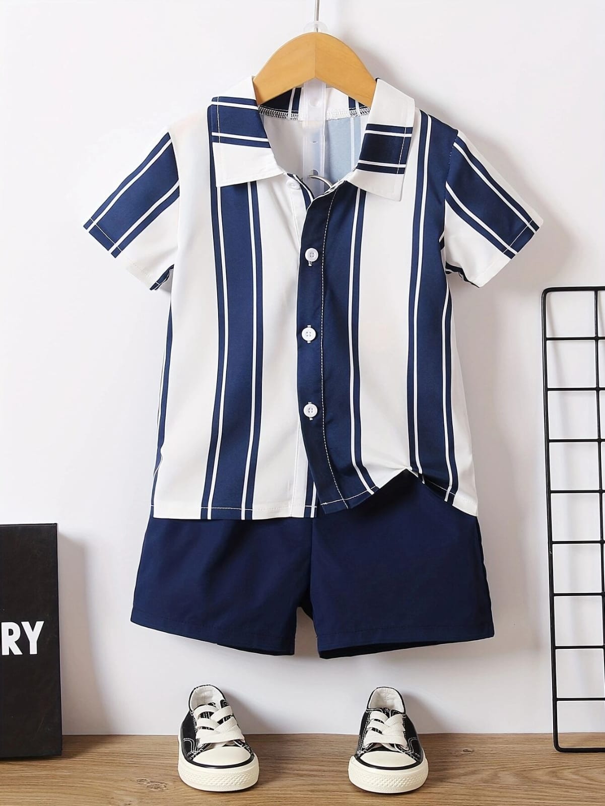 CONJUNTO DE NIÑO CON RAYAS BLANCAS