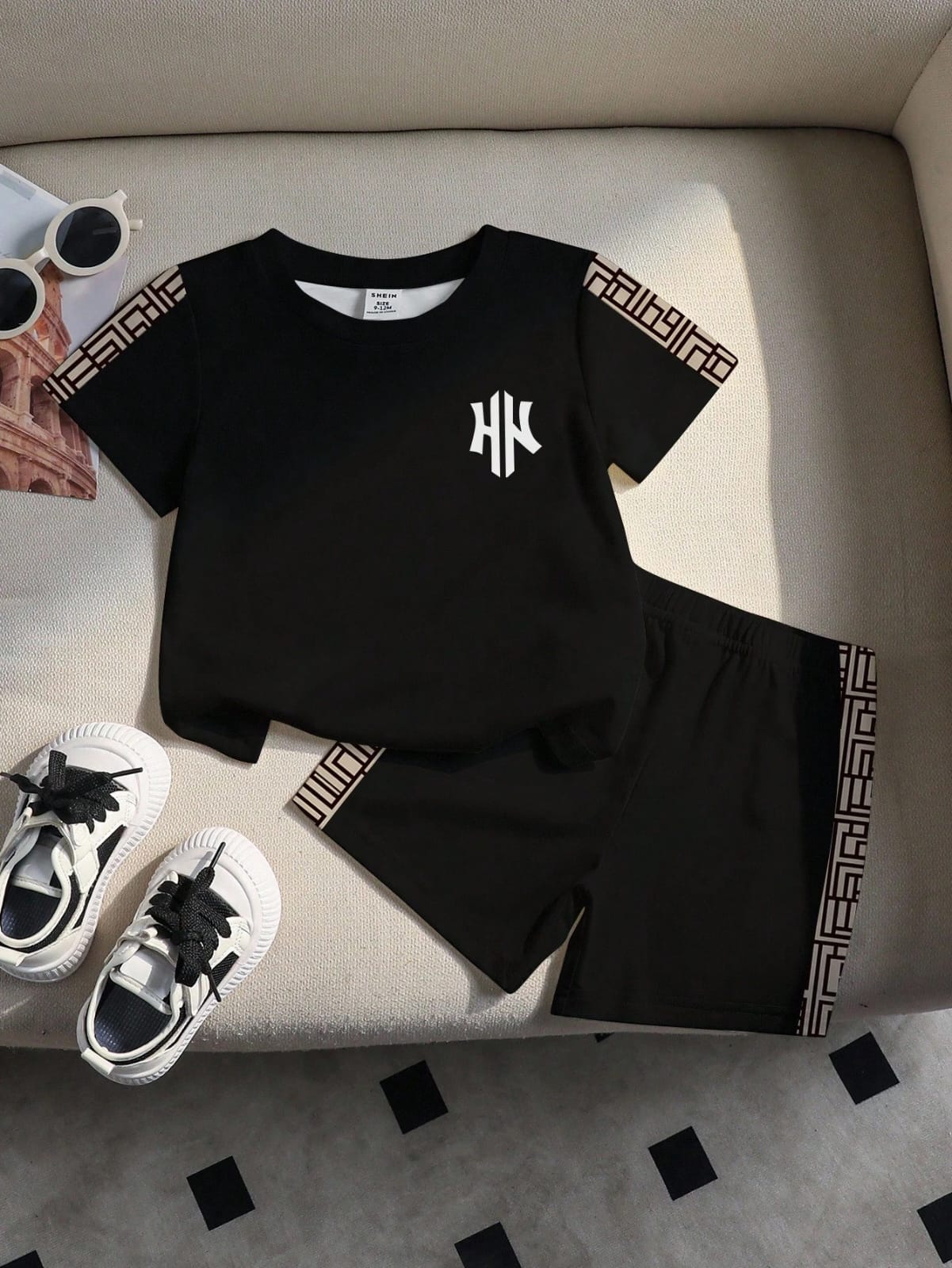 CONJUNTO CON ESTAMPADO DE LETRAS