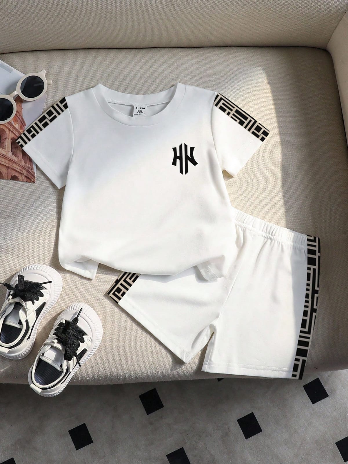 CONJUNTO CON ESTAMPADO DE LETRAS