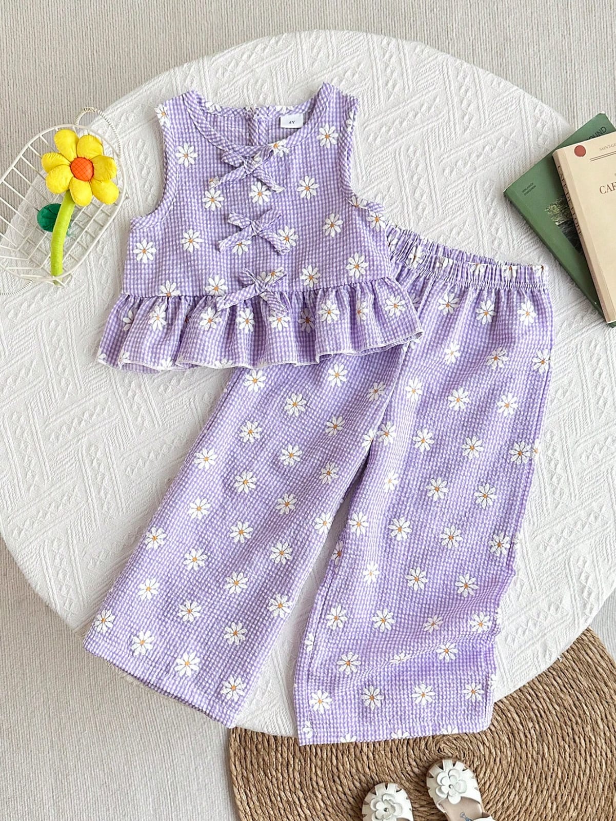 CONJUNTO CON FLORES BORDADAS