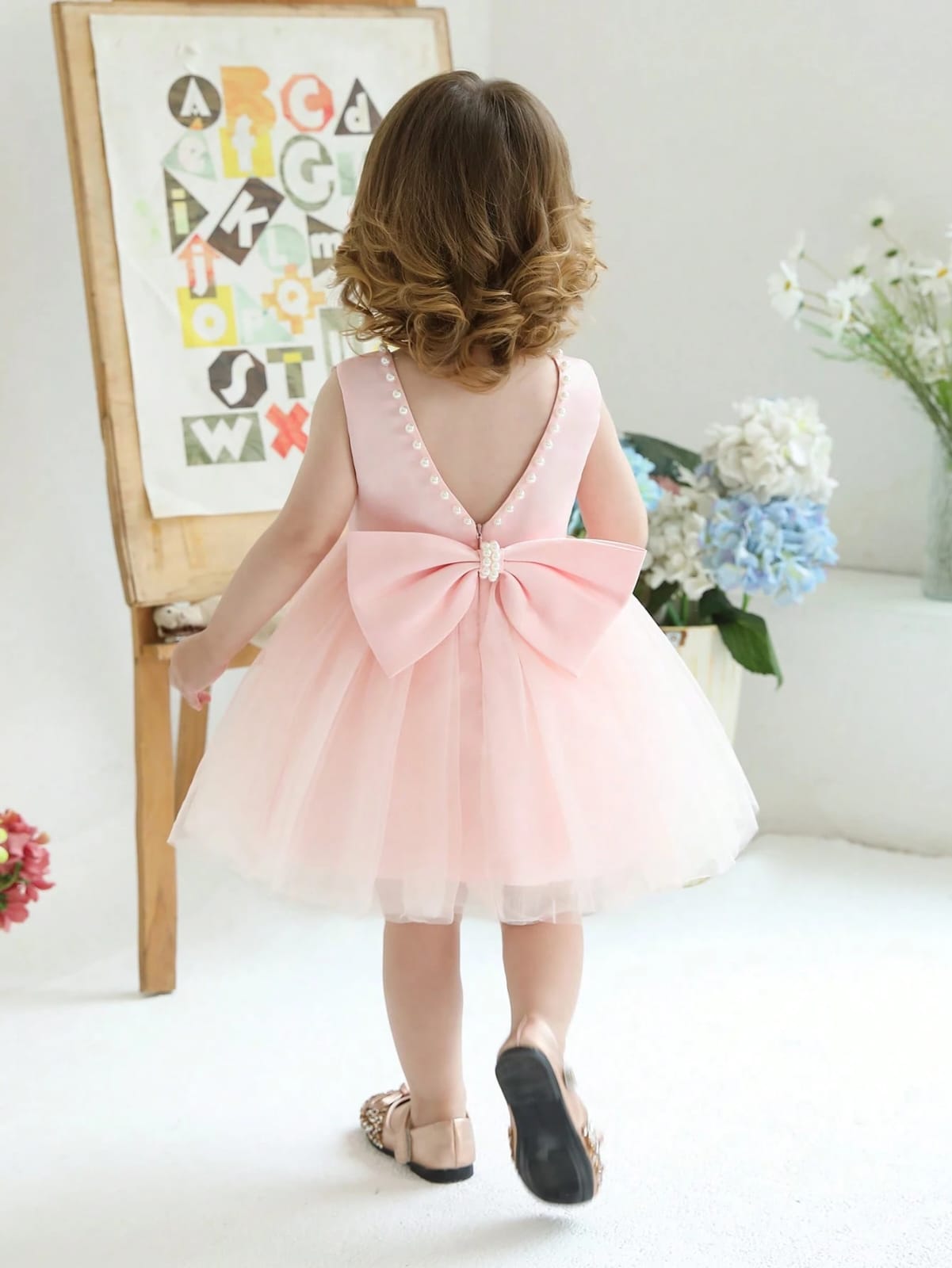 VESTIDO CON PERLAS EN EL CUELLO DE NIÑA