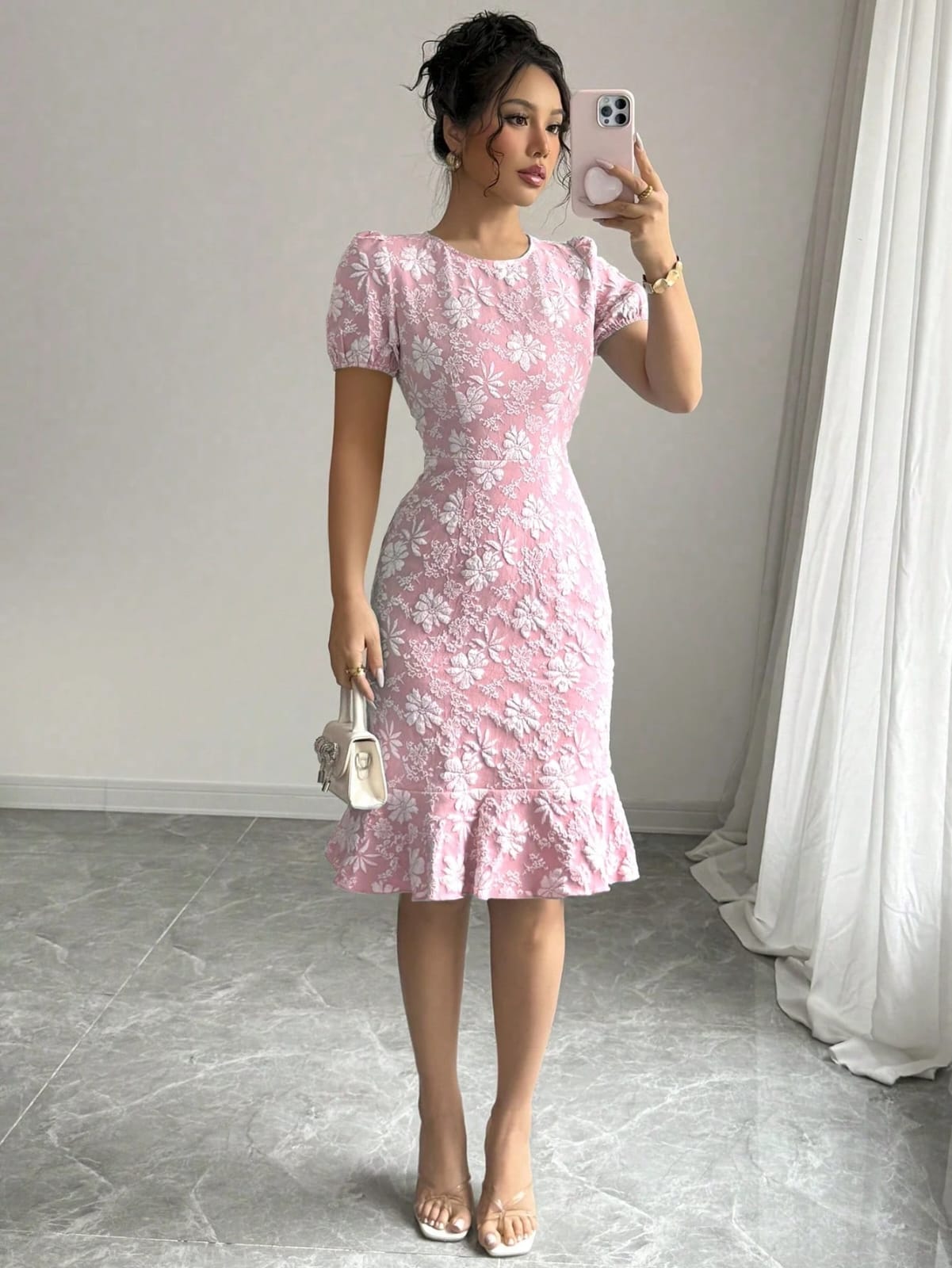 VESTIDO CON FLORES BLANCAS BORDADAS DE MUJER