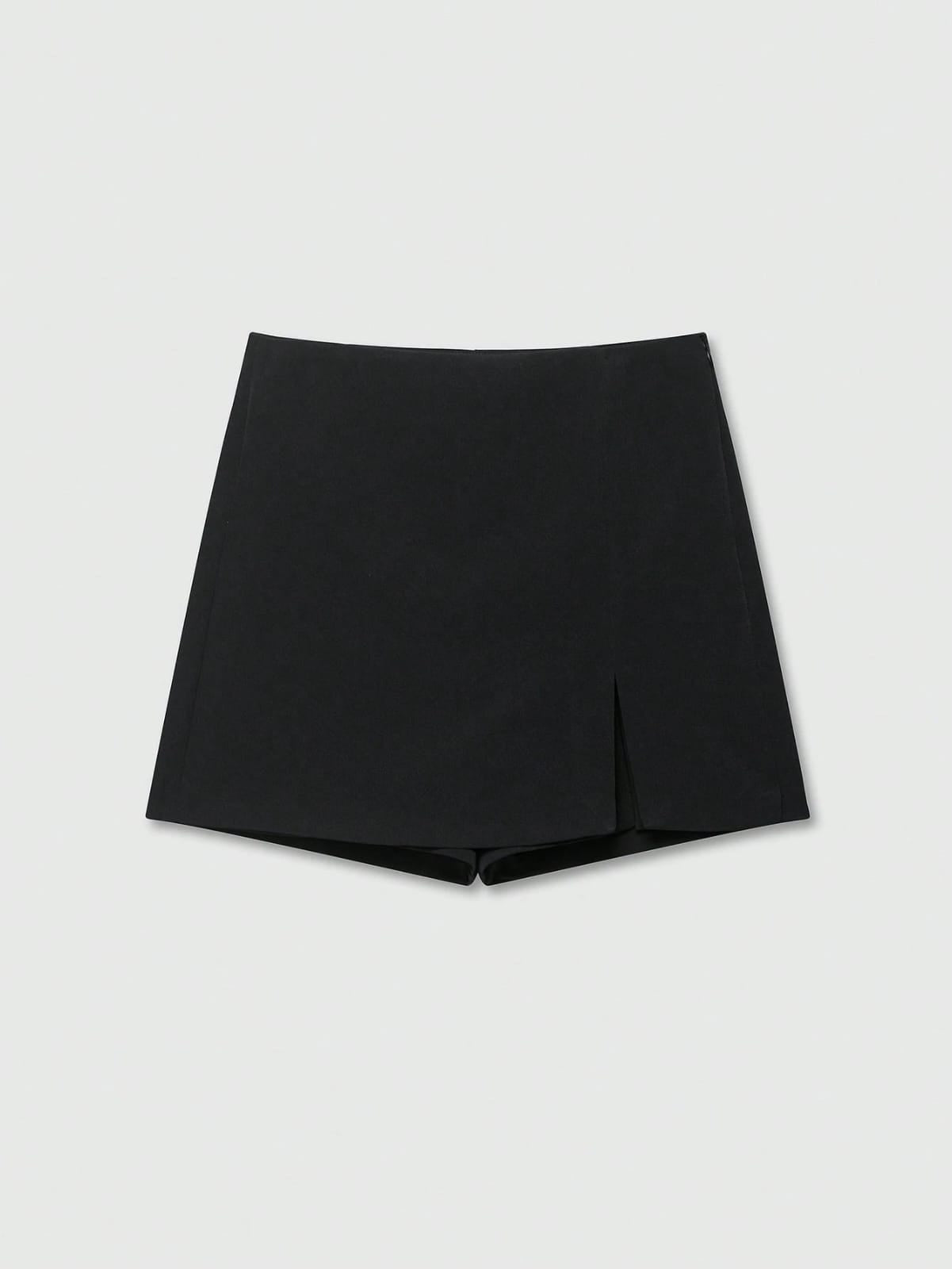 FALDA SHORT CON SEMI APERTURA DE MUJER