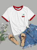 CAMISA BLANCA CON BORDES ROJOS Y CEREZAS EN LA PARTE IZQUIEDA