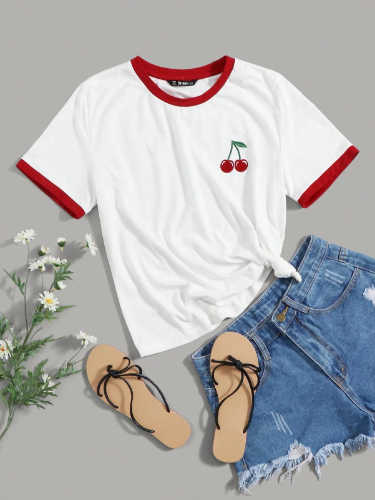CAMISA BLANCA CON BORDES ROJOS Y CEREZAS EN LA PARTE IZQUIEDA