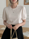 CAMISA COLOR BEIS CON UN BORDADO DE MUJER